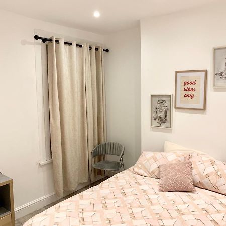 Modern 2 Bedroom Apartment With Private Garden Near Canary Wharf London Kültér fotó