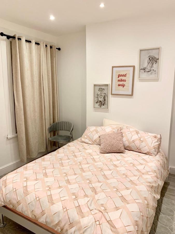 Modern 2 Bedroom Apartment With Private Garden Near Canary Wharf London Kültér fotó
