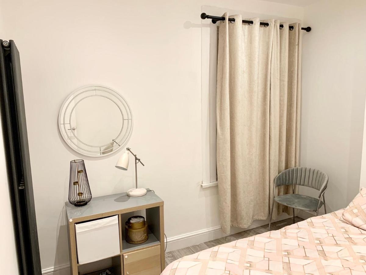 Modern 2 Bedroom Apartment With Private Garden Near Canary Wharf London Kültér fotó